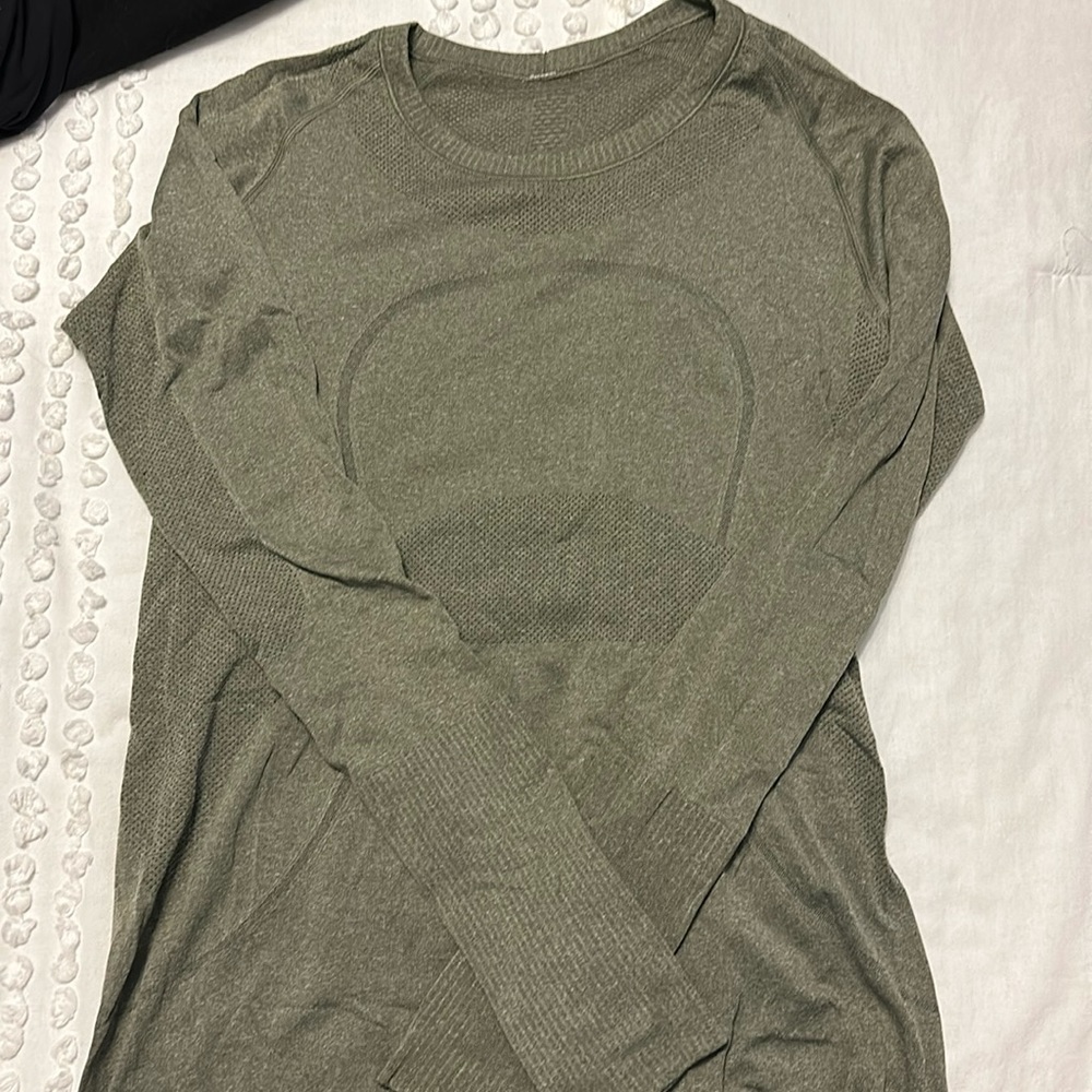 Lululemon army green swiftly long sleeve run shirt size 10